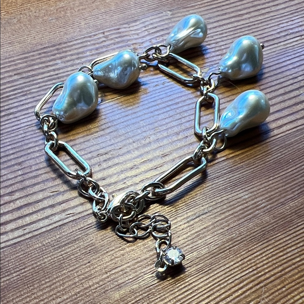 Elegant Gold and Pearl Women's Charm Bracelet - Picture 2 of 2